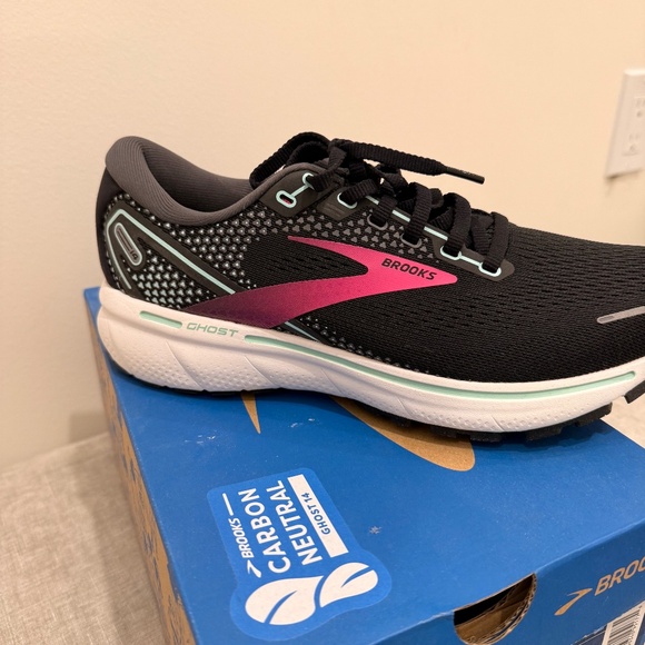 Brooks women’s running sneaker - Picture 2 of 2
